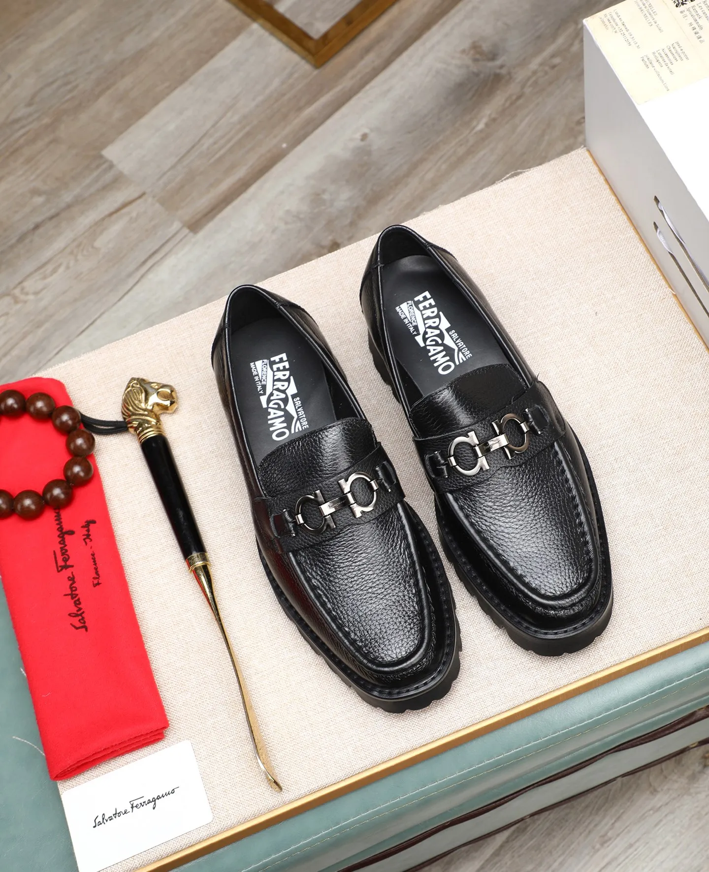 Men's shoes 💰500 📛📛(water-dyed cow lining) Salvatore Ferragamo high-end (Salvatore Ferragamo) is the top international luxury footwear brand. It comes from the fashion kingdom of Italy. It is famous all over the world for its traditional handmade design and novel styles...🚶🏻🚶🏻New suit shoes are available simultaneously at the counter. This model is purely handmade. The fabric is imported Italian calfskin➕soft water-dyed cowhide lining. Original authentic outsole🌀🌀Size: 38➖44.